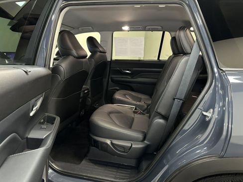 Used 2025 Toyota Grand Highlander AWD image 32