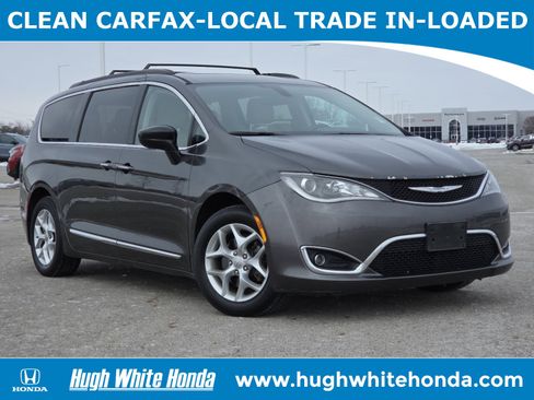 Used 2017 Chrysler Pacifica Touring-L w/ Tire & Wheel Group image 1