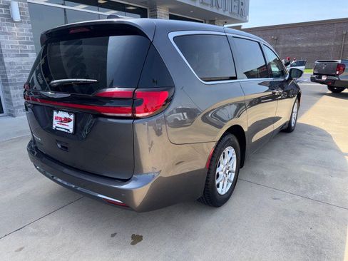 Used 2023 Chrysler Pacifica Touring-L FWD image 9