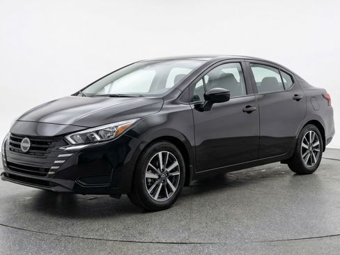 Used 2025 Nissan Versa SV image 3