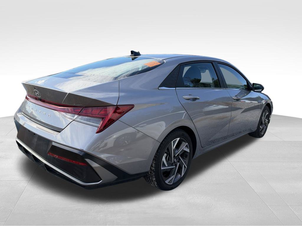 Used 2025 Hyundai Elantra SEL FWD image 10