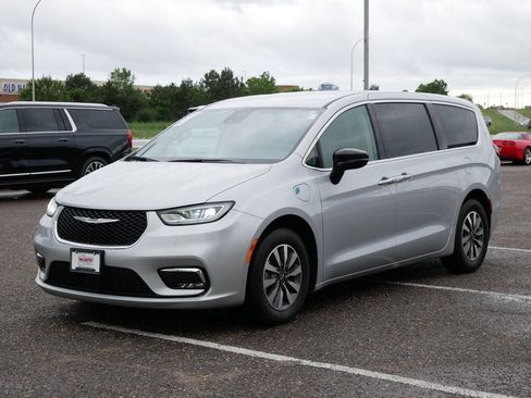 Used 2024 Chrysler Pacifica Limited FWD image 5