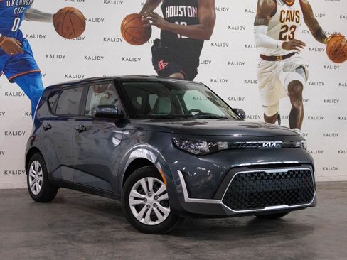 Used 2023 Kia Soul LX FWD image 2