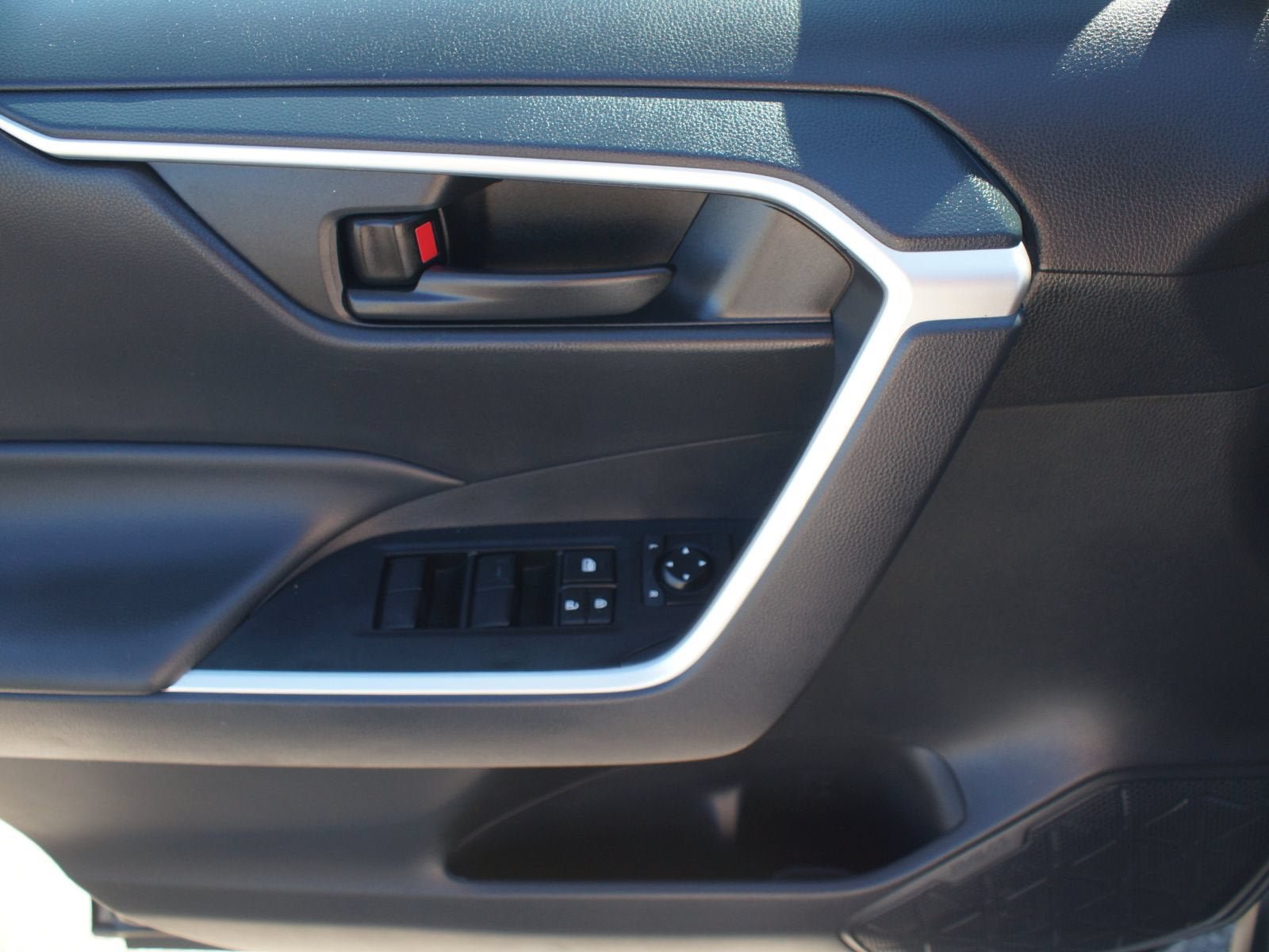 Used 2024 Toyota RAV4 LE FWD image 27