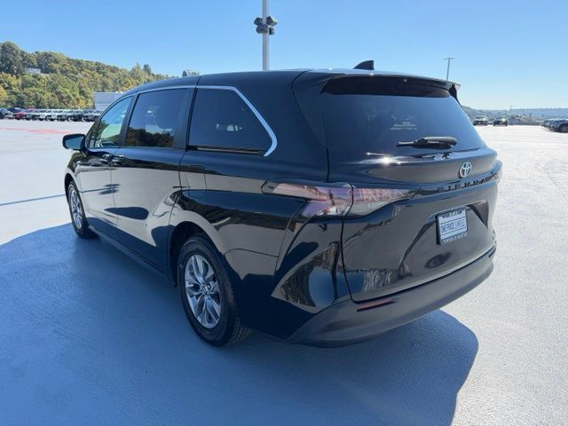 Used 2023 Toyota Sienna LE FWD image 5