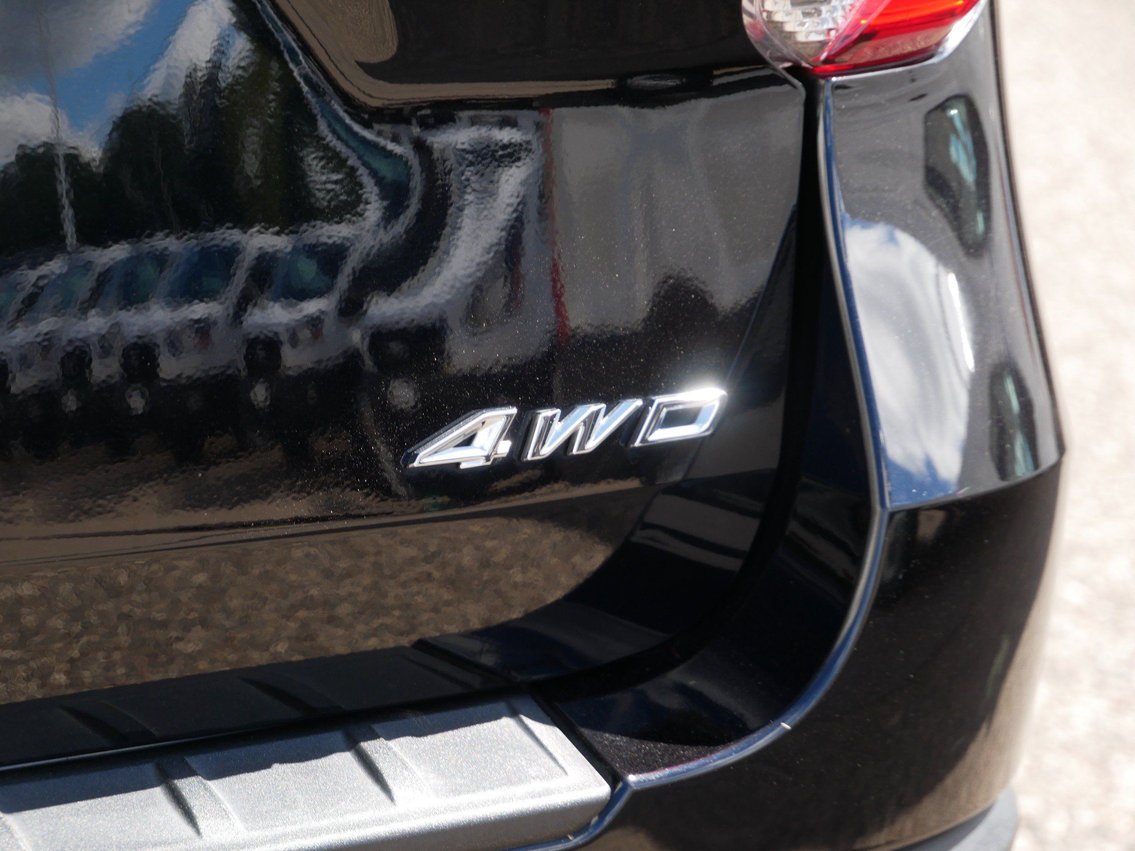 Used 2022 Ford Explorer XLT w/ Equipment Group 202A AWD/4WD image 5