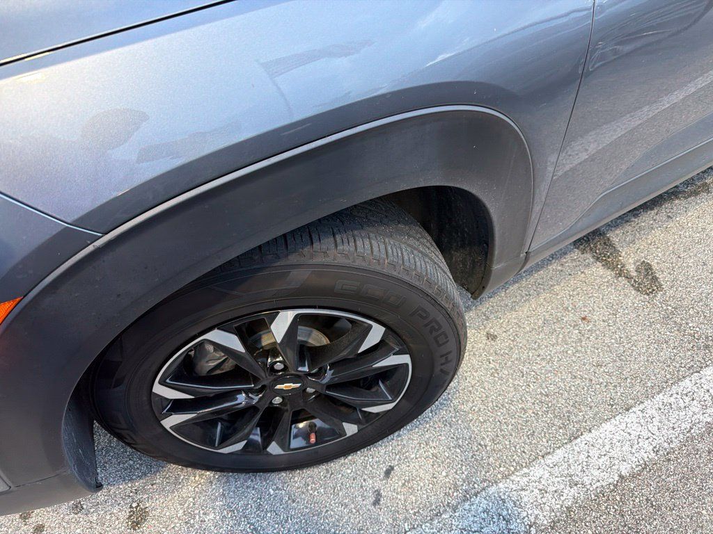 Used 2021 Chevrolet TrailBlazer LT w/ Convenience Package FWD image 2
