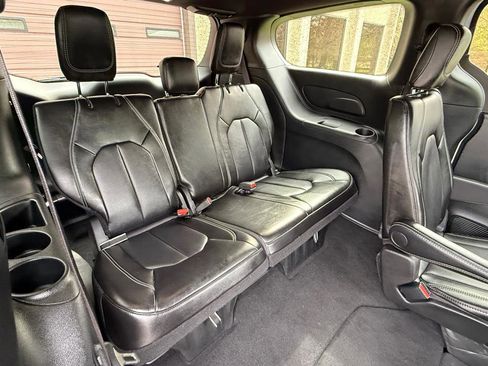 Used 2025 Chrysler Pacifica Select FWD image 19