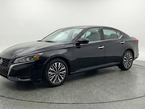 Used 2025 Nissan Altima 2.5 SV image 3