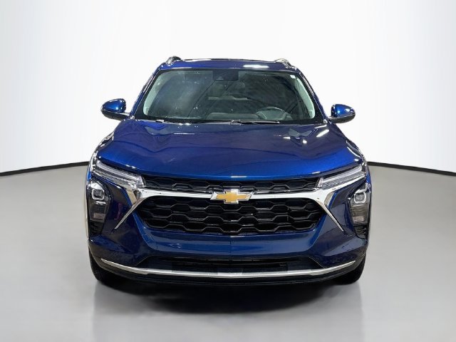 Used 2024 Chevrolet Trax LT w/ Sunroof Package FWD image 3