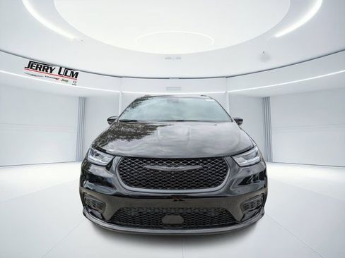 New 2026 Chrysler Pacifica Limited w/ S Appearance Package FWD image 8