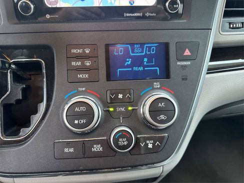 Used 2019 Toyota Sienna XLE FWD image 21