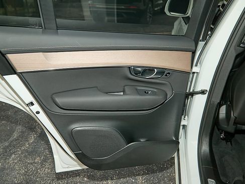 New 2025 Volvo XC90 B6 Plus w/ Protection Package Premier image 17