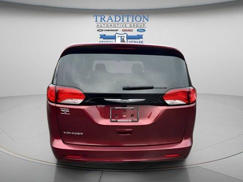 Used 2022 Chrysler Voyager LX image 4