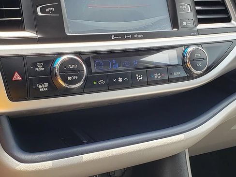 Used 2017 Toyota Highlander XLE AWD/4WD image 30
