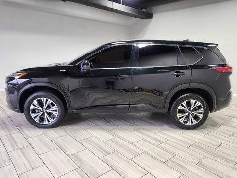 Used 2021 Nissan Rogue SV image 2