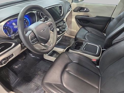 Used 2023 Chrysler Pacifica Touring-L image 19