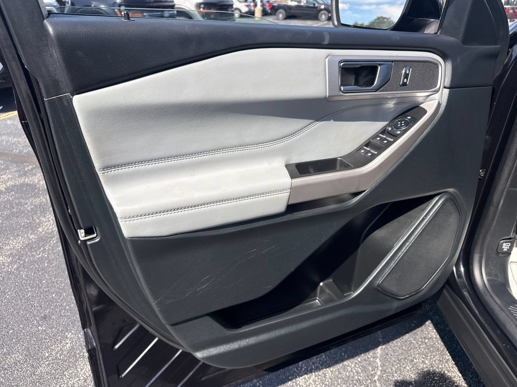Used 2024 Ford Explorer XLT w/ Equipment Group 202A AWD/4WD image 32