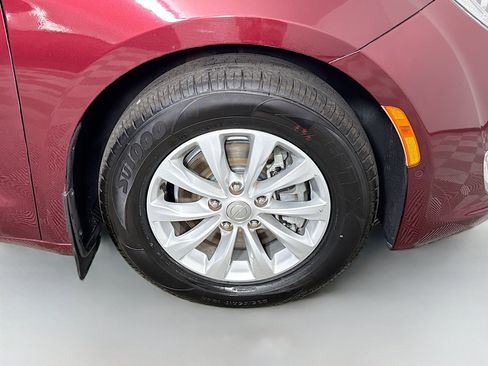 Used 2018 Chrysler Pacifica Touring-L Plus w/ Advanced Safetytec Group FWD image 29