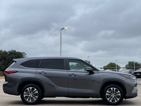 Used 2023 Toyota Highlander XLE FWD image 3