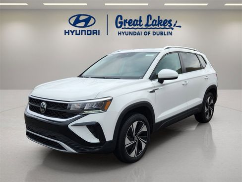 Used 2024 Volkswagen Taos SE w/ Panoramic Sunroof Package image 1