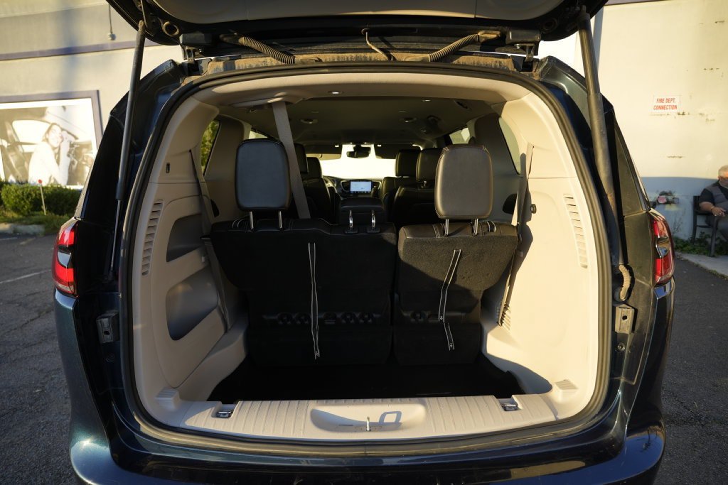 Used 2023 Chrysler Pacifica Touring-L FWD image 15