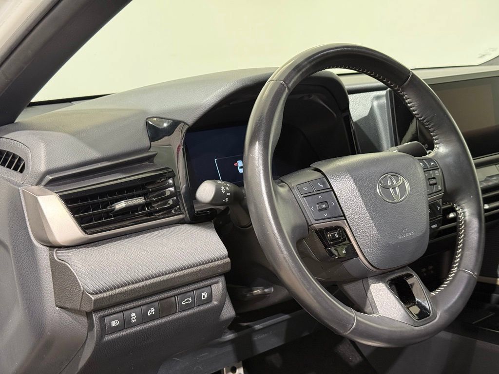 Used 2025 Toyota Camry SE FWD image 16