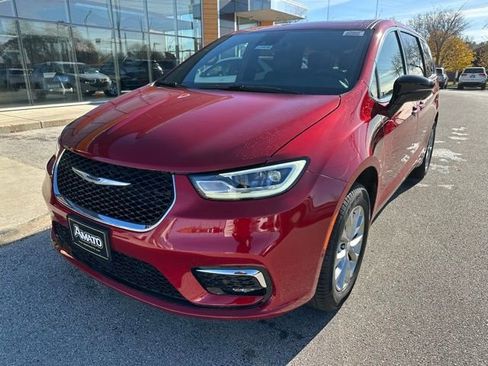 New 2026 Chrysler Pacifica Select image 2