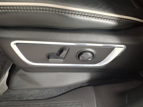 Used 2025 RAM 1500 Laramie AWD/4WD image 13