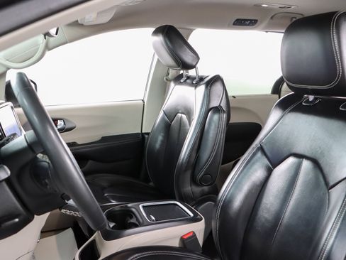 Used 2023 Chrysler Pacifica Touring-L FWD image 23