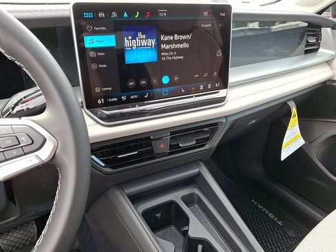 New 2025 Volkswagen Tiguan SE image 8