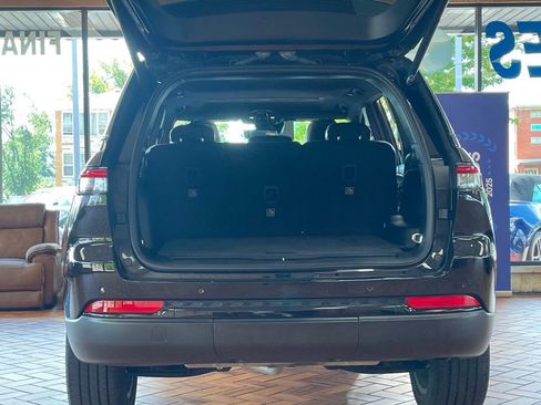 Used 2023 Jeep Grand Cherokee Altitude AWD/4WD image 11