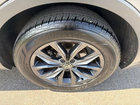 Used 2022 Volkswagen Tiguan SE w/ Panoramic Sunroof Package FWD image 10