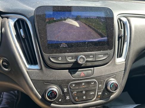 Used 2019 Chevrolet Malibu LT w/ Leather Package FWD image 8