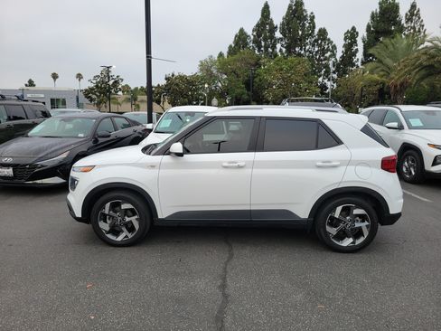 Used 2024 Hyundai Venue SEL FWD image 2
