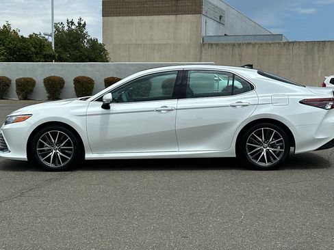 Used 2022 Toyota Camry XLE w/ Navigation Upgrade Package AWD/4WD image 9