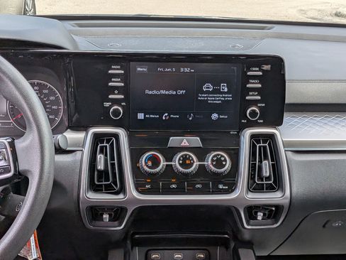 Used 2021 Kia Sorento LX FWD image 19