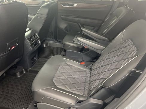 Used 2025 Volkswagen Atlas SEL Premium R-Line image 12