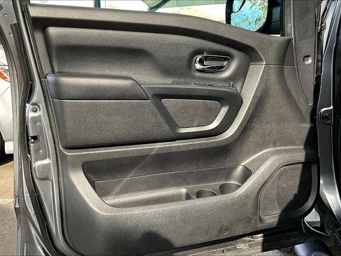 Used 2019 Nissan Titan SV w/ SV Convenience Package image 19