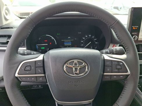 New 2026 Toyota Sienna XLE AWD/4WD image 15