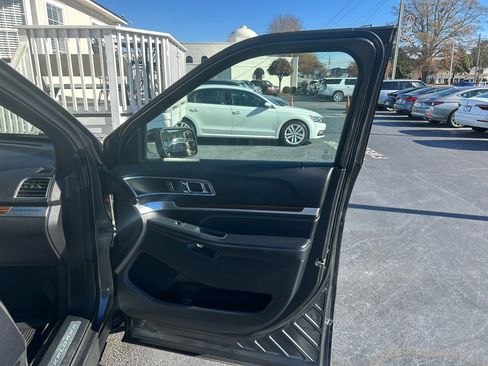 Used 2018 Ford Explorer Limited image 21