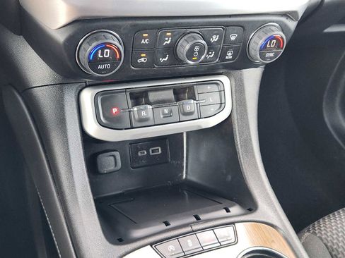 Used 2023 GMC Acadia SLE image 19