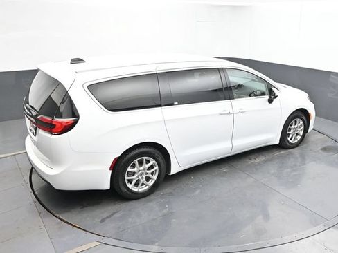 Used 2023 Chrysler Pacifica Touring-L FWD image 38