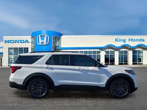 Used 2025 Ford Explorer ST-Line w/ Premium Package image 7