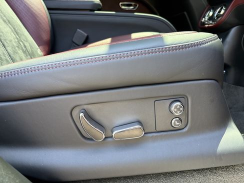 Used 2022 Bentley Bentayga AWD/4WD image 38