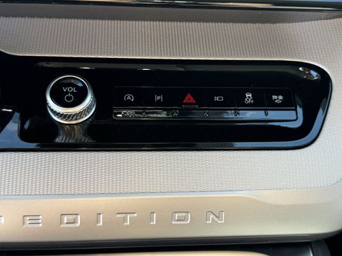 New 2025 Ford Expedition Active image 19