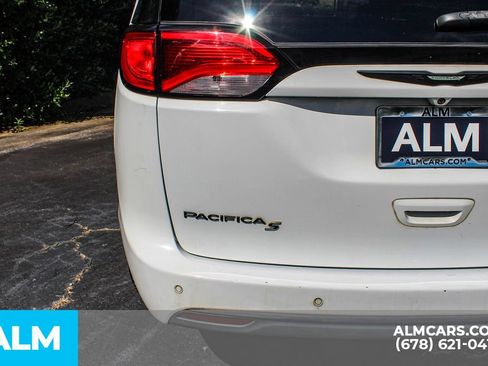 Used 2019 Chrysler Pacifica Touring Plus w/ S Appearance Package FWD image 12