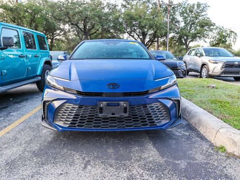 Used 2025 Toyota Camry SE w/ Convenience Package FWD image 4