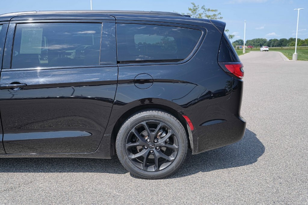 Used 2025 Chrysler Pacifica Limited FWD image 13