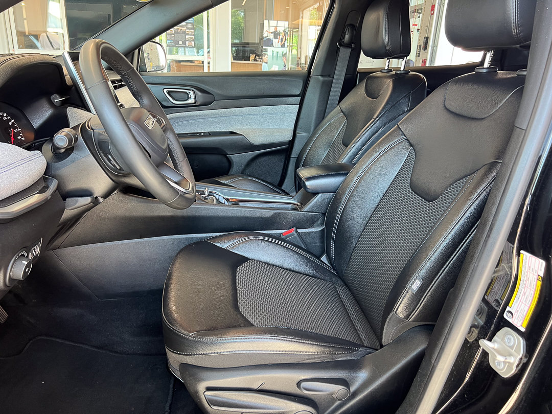 Used 2024 Jeep Compass Latitude AWD/4WD image 11
